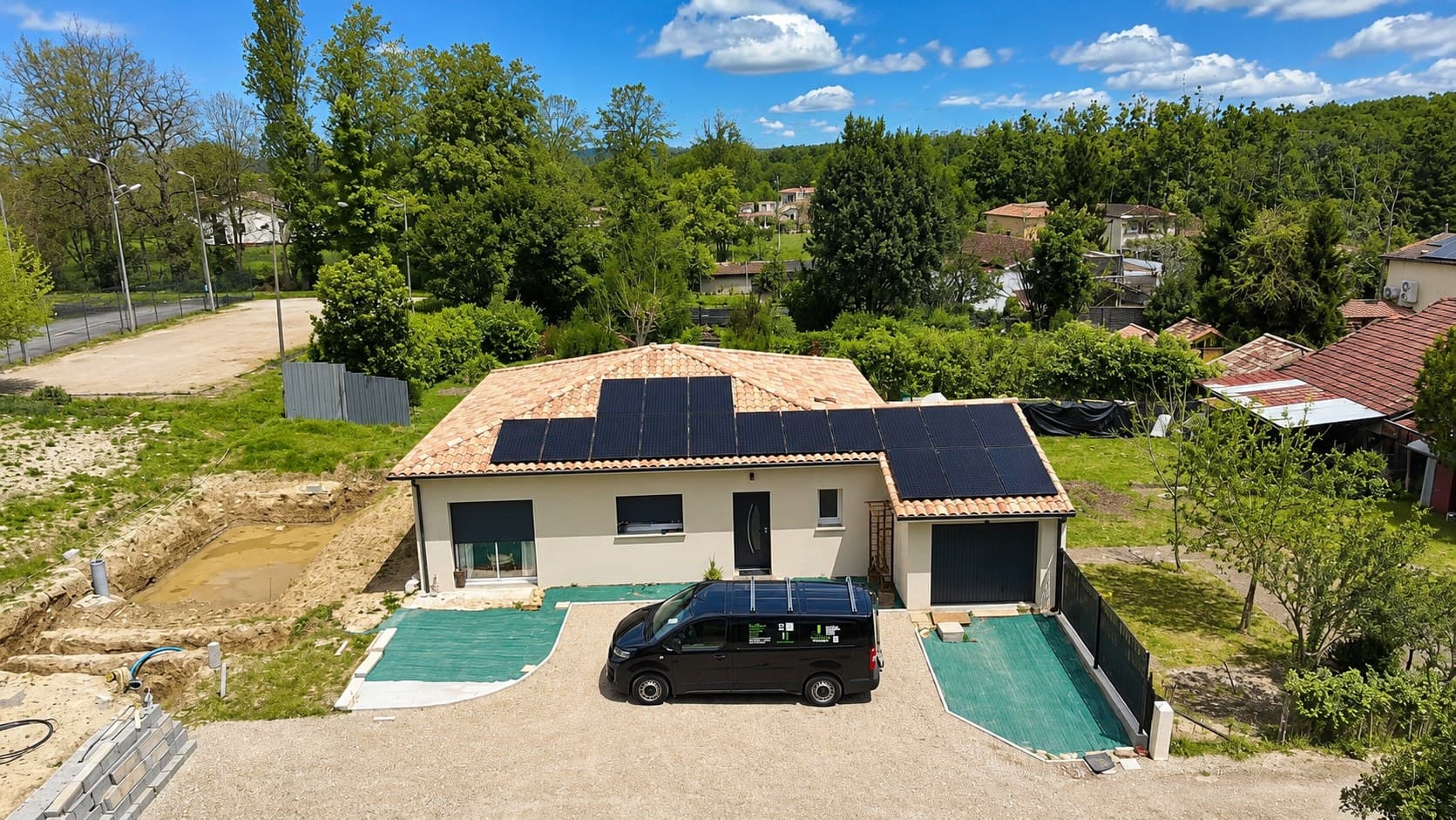 Maison de plain-pied équipée de panneaux photovoltaïques, vue du ciel avec le camion d'intervention